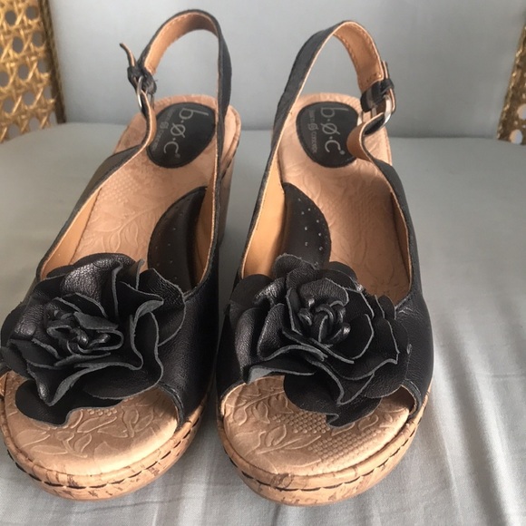b.o.c. black leather, ankle closure, leather flower motif, wedge sandals size 9 - Picture 3 of 12